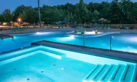 Piscine la nuit au camping de Mimizan Lac